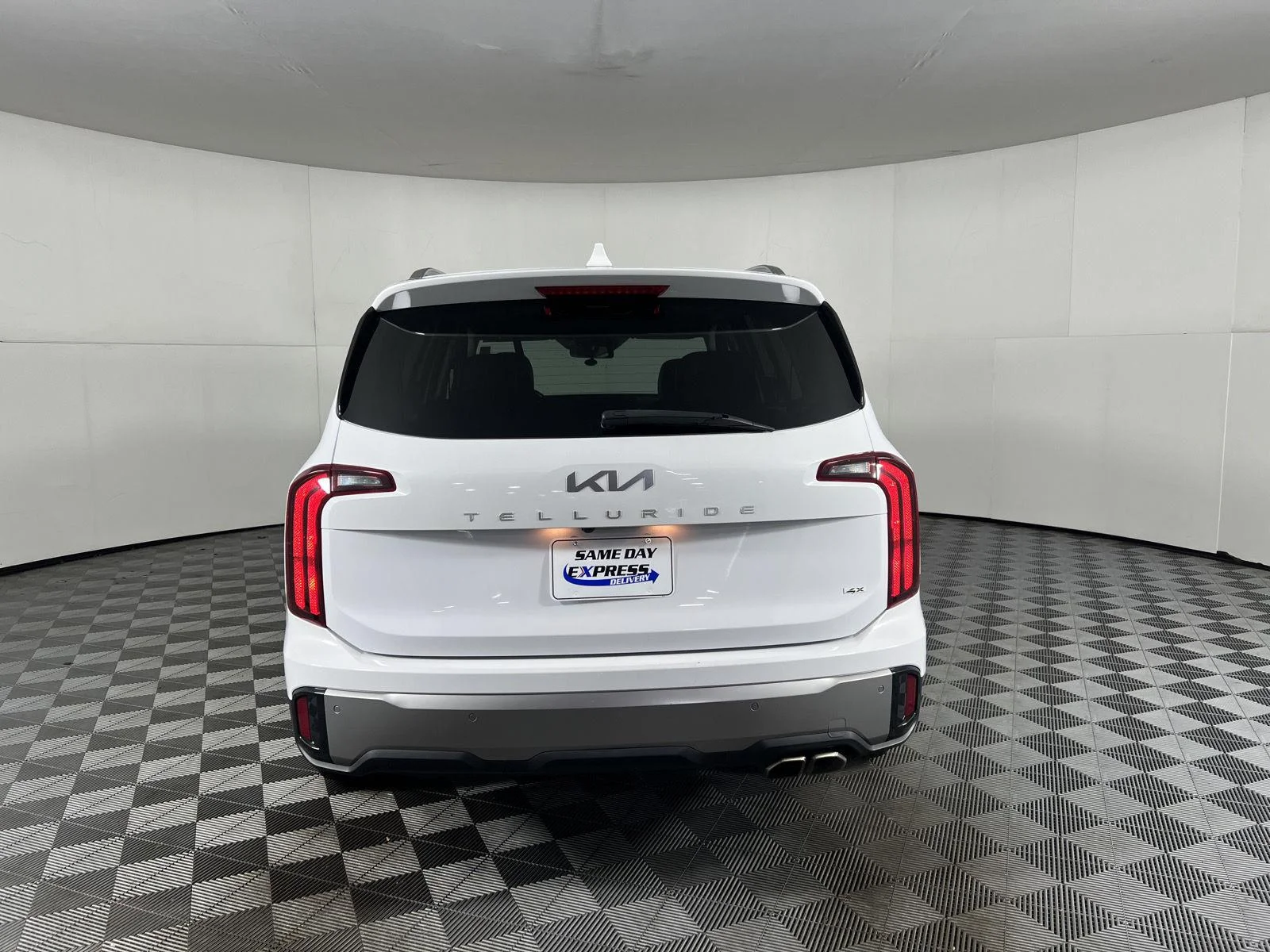 Used 2025 Glacial White Pearl Kia  image 32