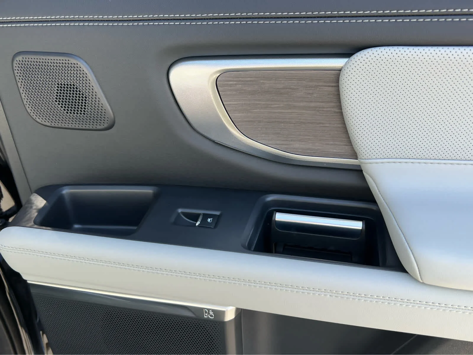 New 2026 Agate Black Metallic Ford MAX Platinum® image 23