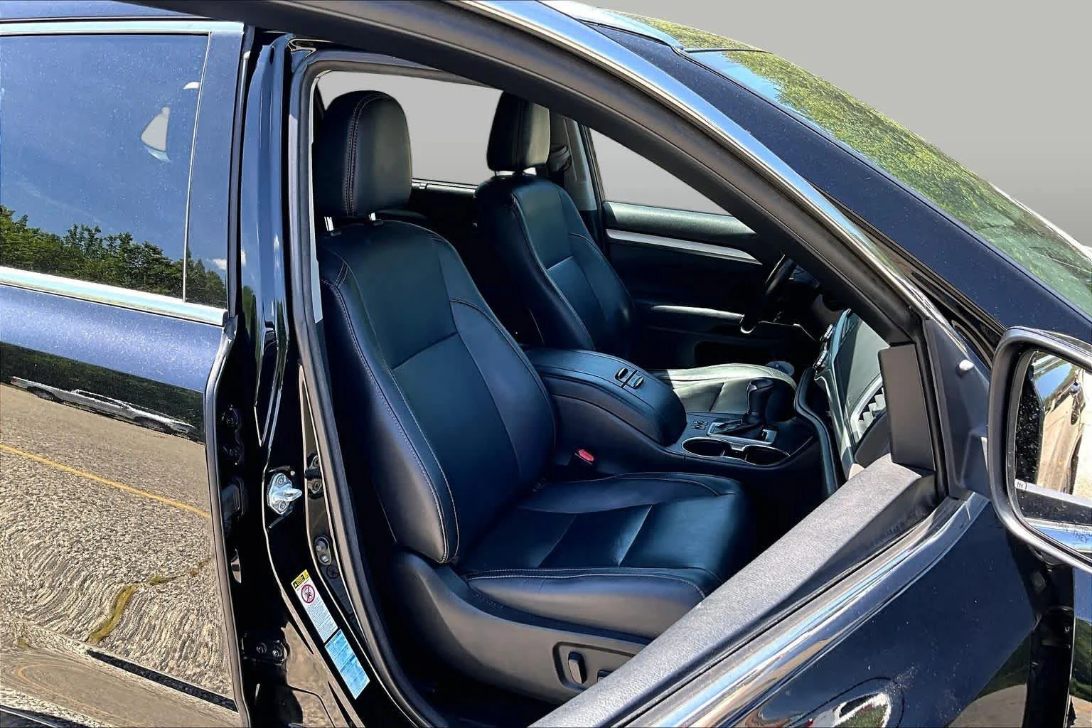 Used 2017 Midnight Black Metallic Toyota XLE image 8