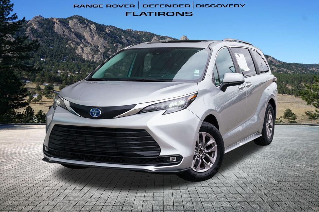 2025 Toyota Sienna XLE 7-Passenger Hybrid FWD's photo