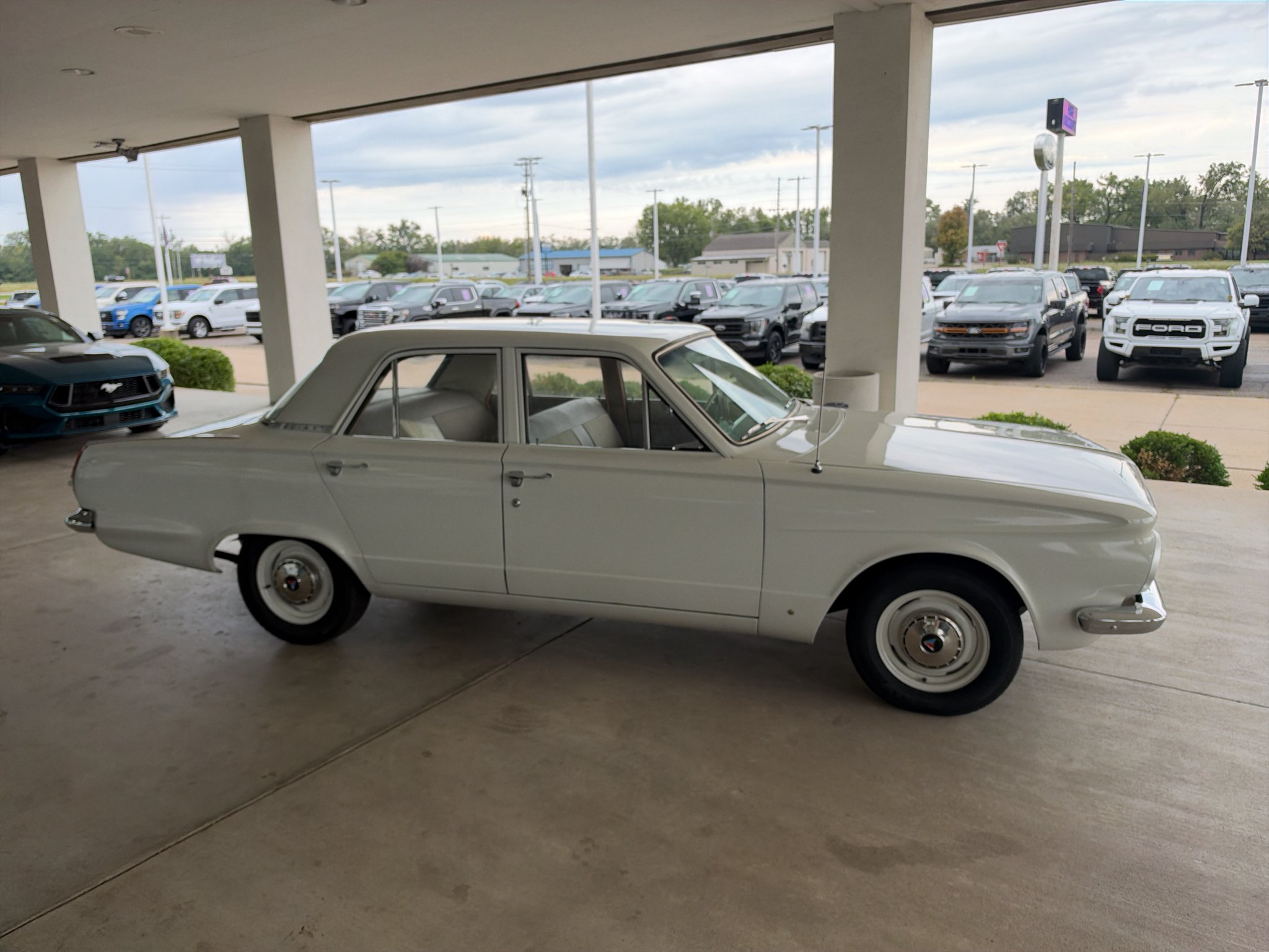 Used 1964 WHITE PLYMOUTH  image 4