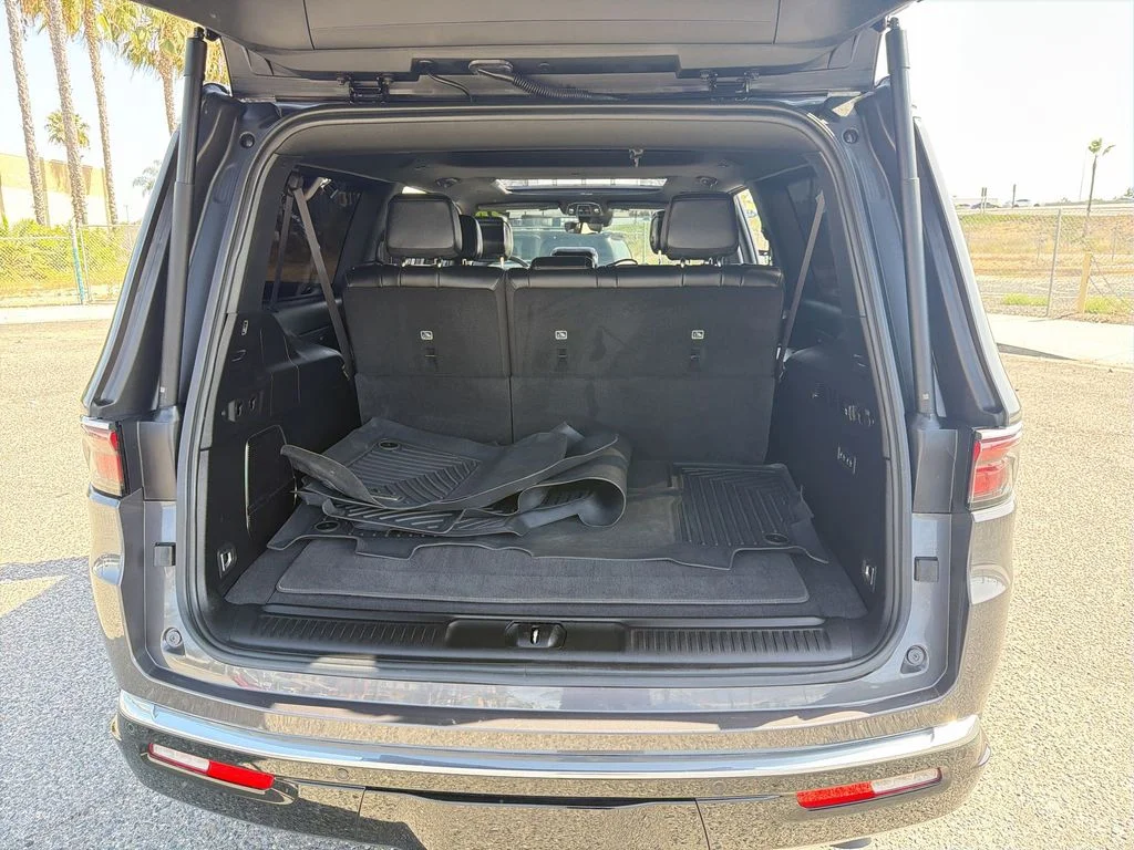 Used 2024 Gray Jeep Base image 21