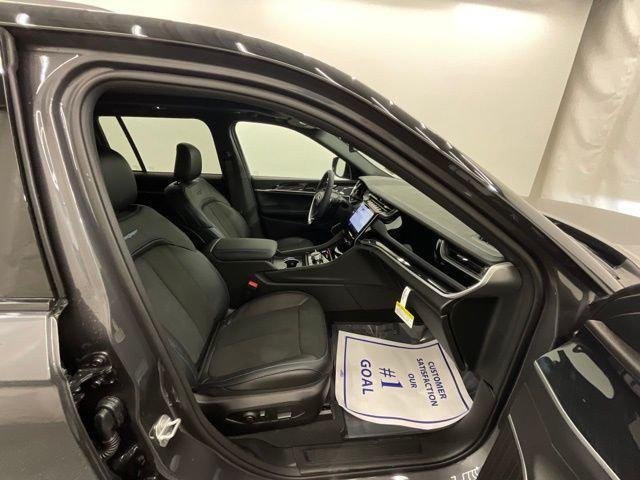New 2024 Baltic Gray Metallic Clearcoat Jeep Trailhawk image 23