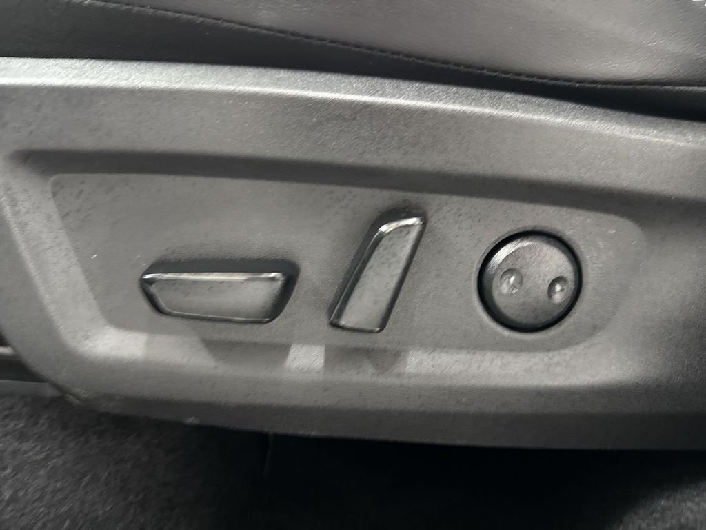 Used 2025 White Pearl Nissan SL image 14