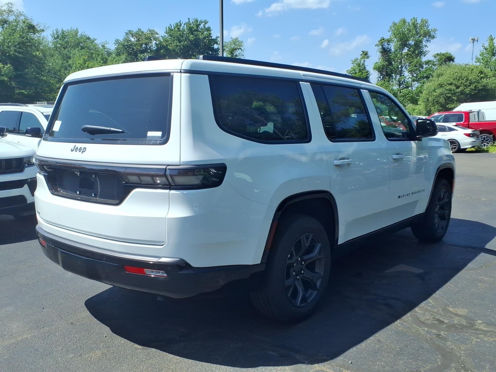 New 2026 Bright White Clear-Coat Exterior Paint Jeep Limited Altitude image 6