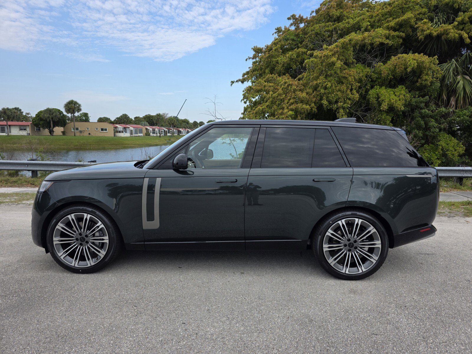 New 2026 Belgravia Green Land Rover SE image 7