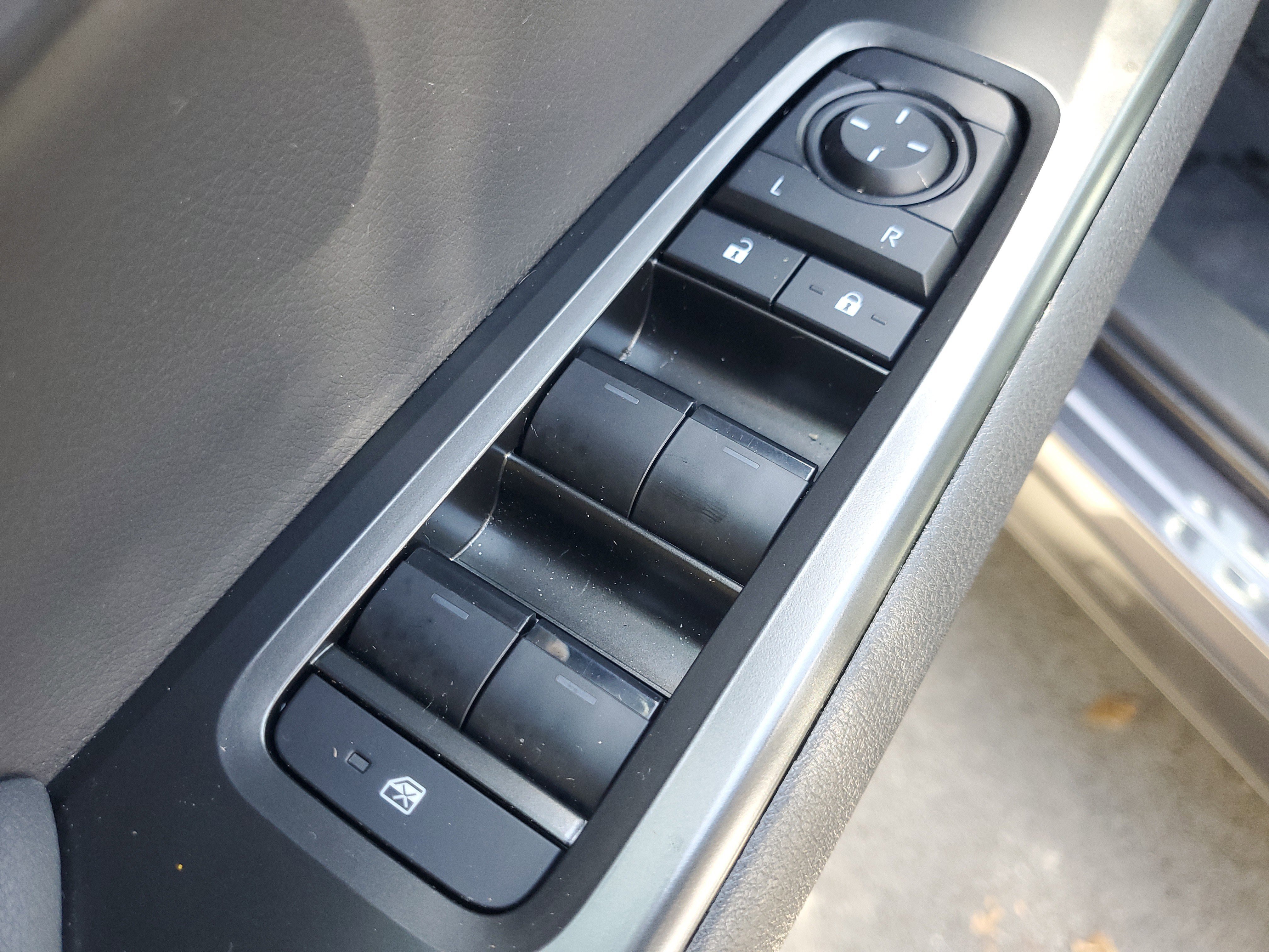 2025 Lexus UX Hybrid 300h - Photo 20