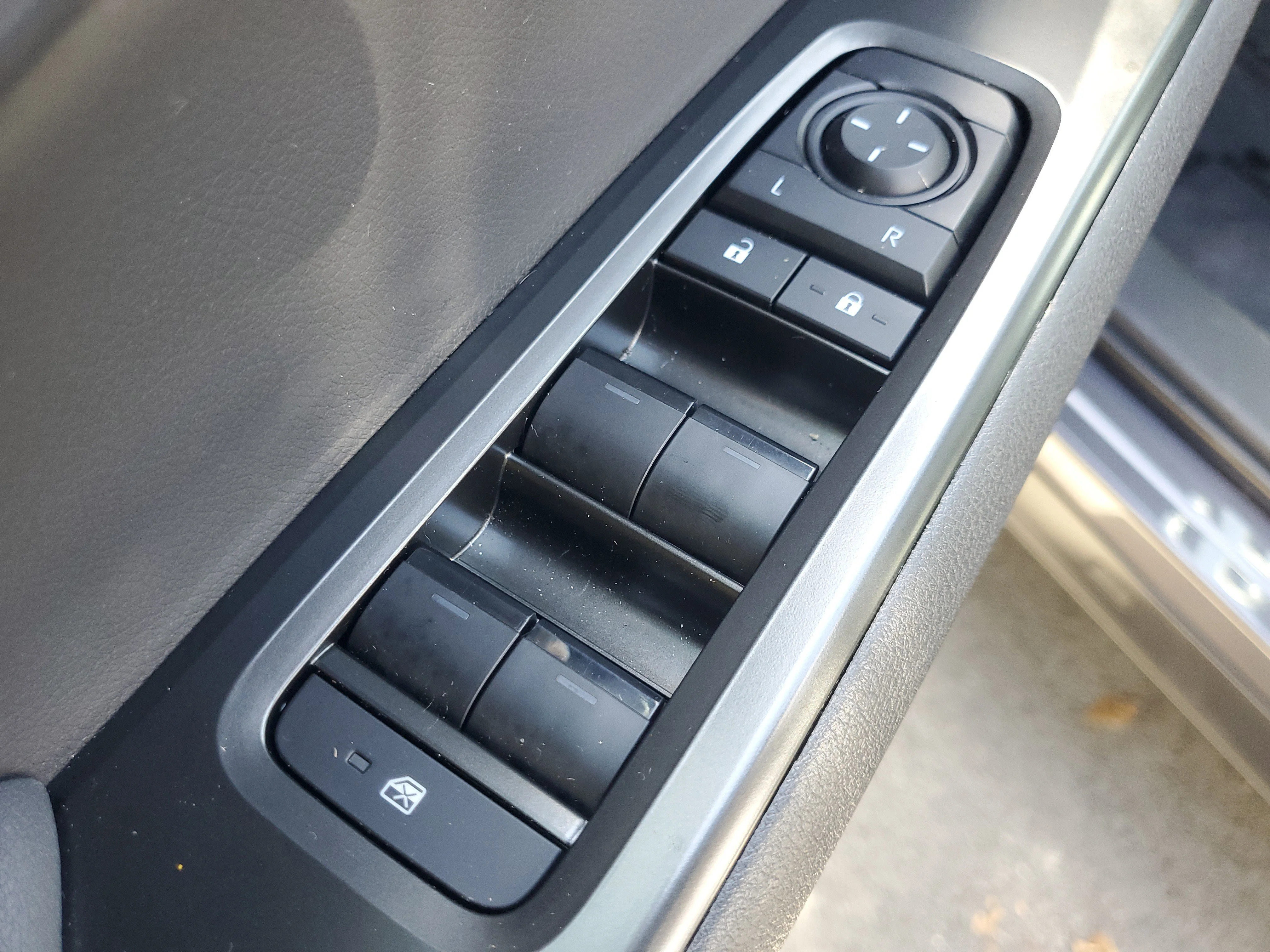 2025 Lexus UX Hybrid 300h - Photo 20