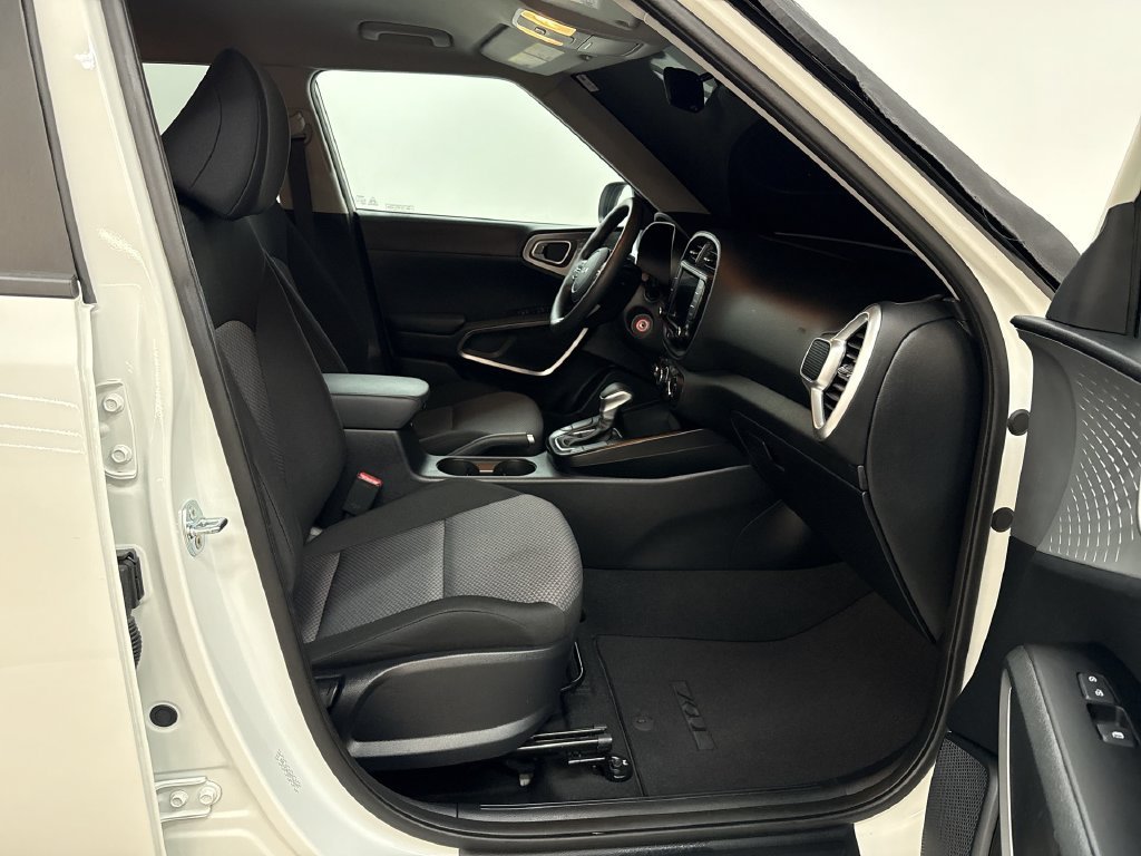 Used 2025 Snow White Pearl Kia LX image 17