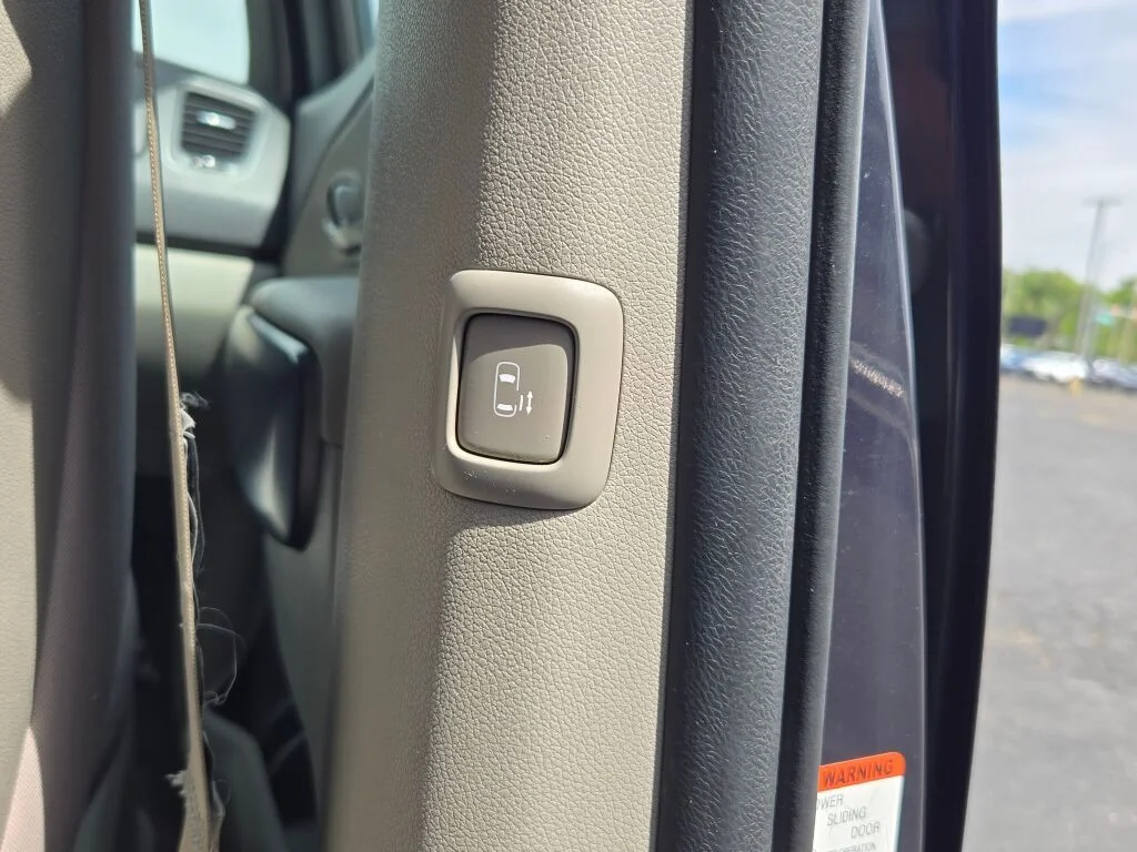 2017 Kia Sedona LX - Photo 10