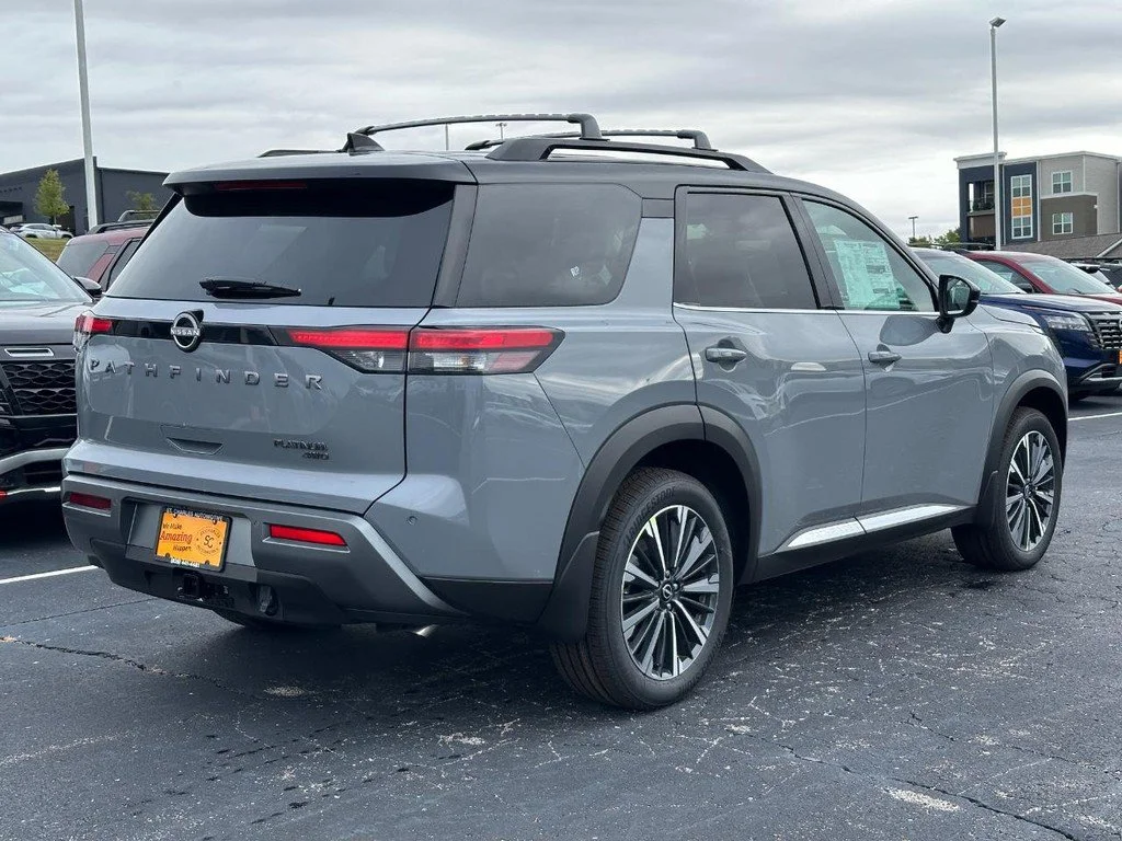 New 2026 Boulder Gray Pearl / Super Black Two-tone Nissan Platinum image 3