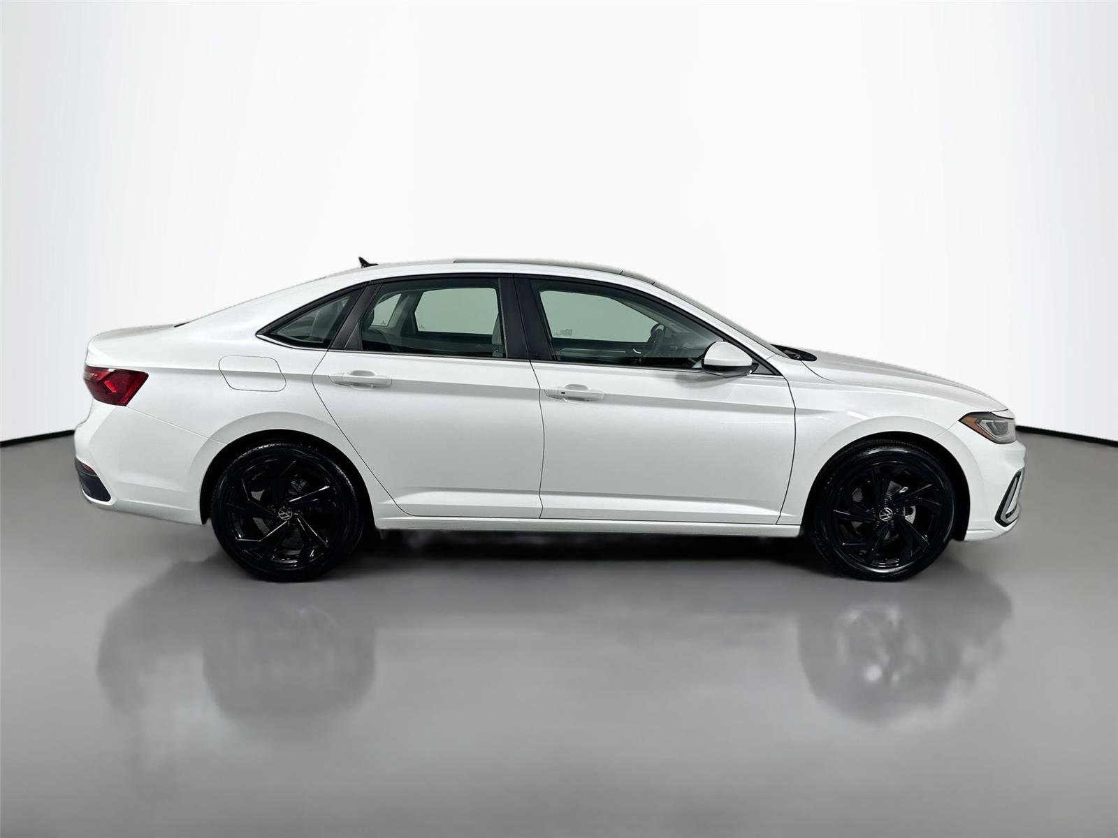 New 2026 Opal White Pearl Volkswagen SE image 4