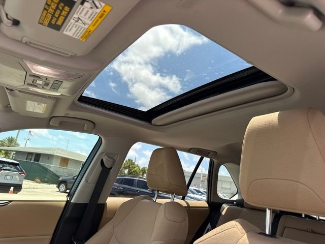 2025 Toyota RAV4 XLE - Photo 19