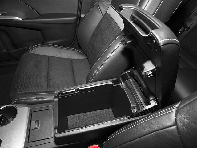 Used 2014 Classic Silver Metallic Toyota SE image 17
