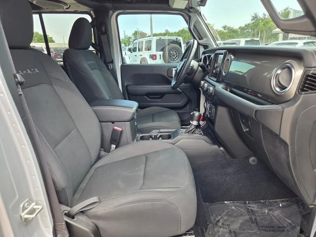 Used 2022 Silver Jeep Unlimited Sahara image 17