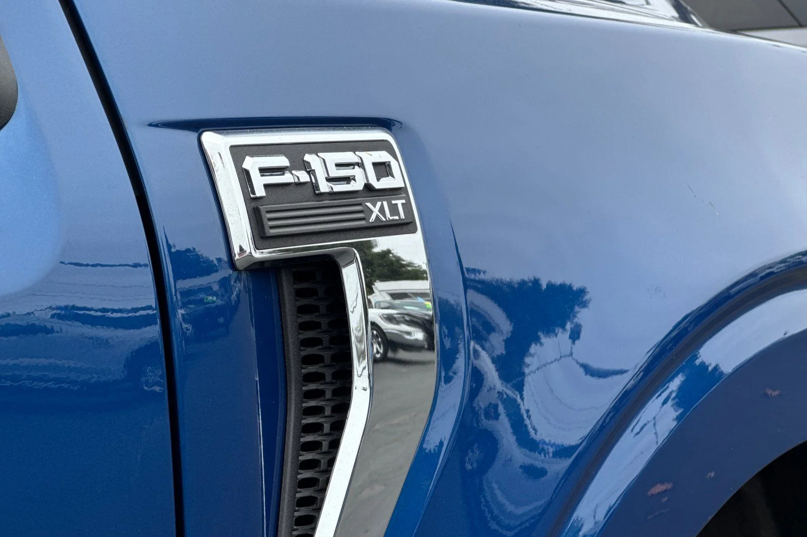 Certified Used 2025 Blue Metallic Ford XLT image 34