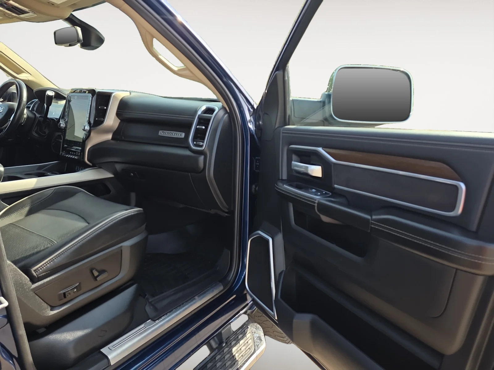 Used 2022 Patriot Blue Pearlcoat Ram Laramie image 9