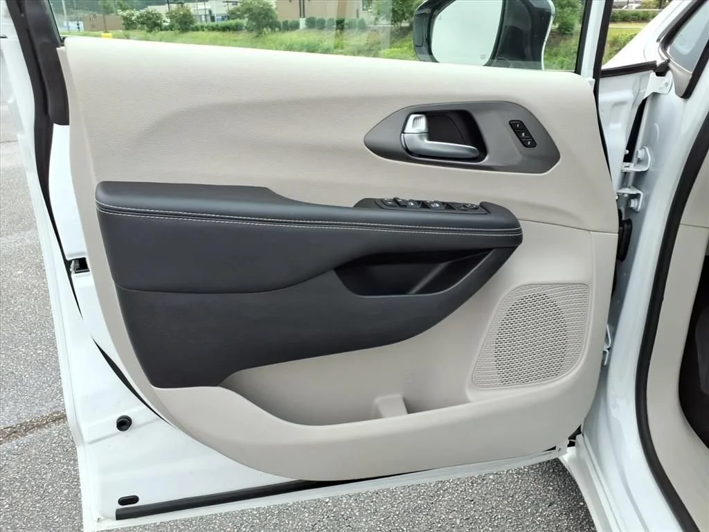 Used 2024 White Chrysler Touring L image 5