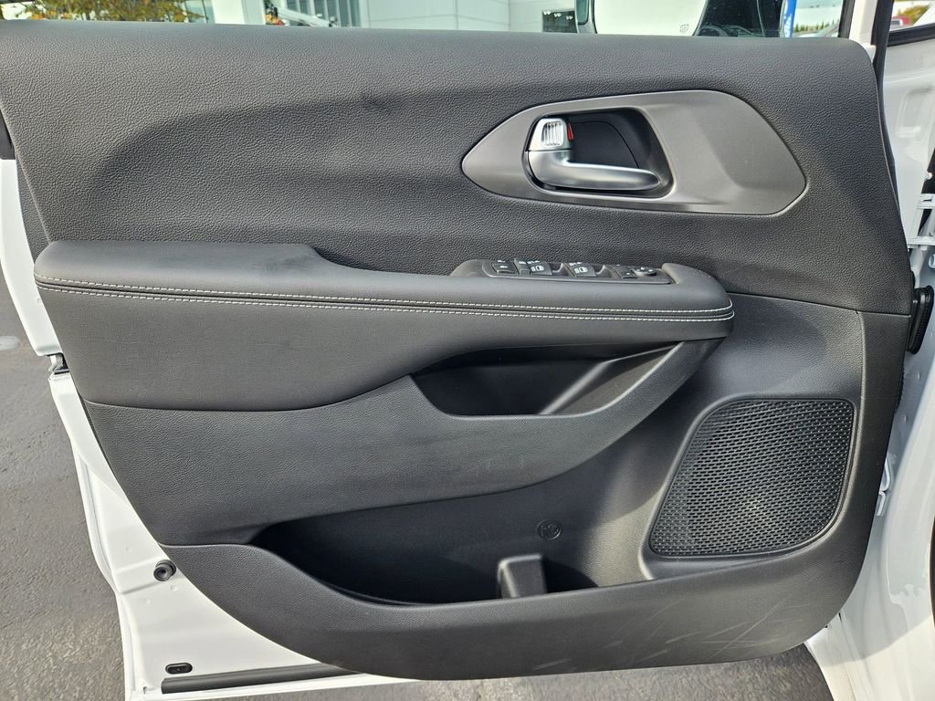2026 Chrysler Voyager LX - Photo 10