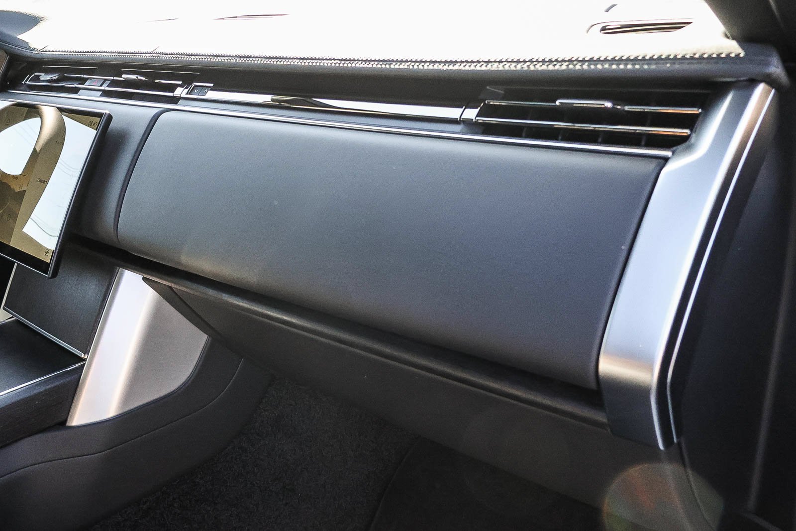 New 2026 Eiger Grey Land Rover SE image 14