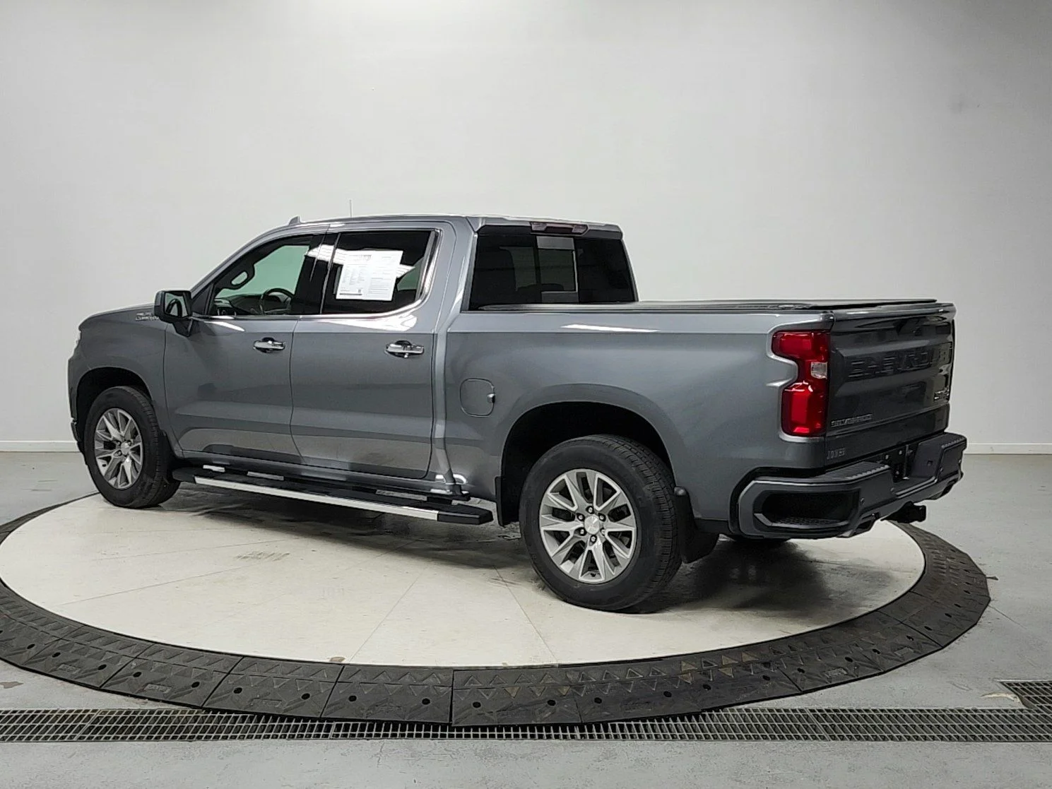 Used 2022 Gray Chevrolet High Country image 5