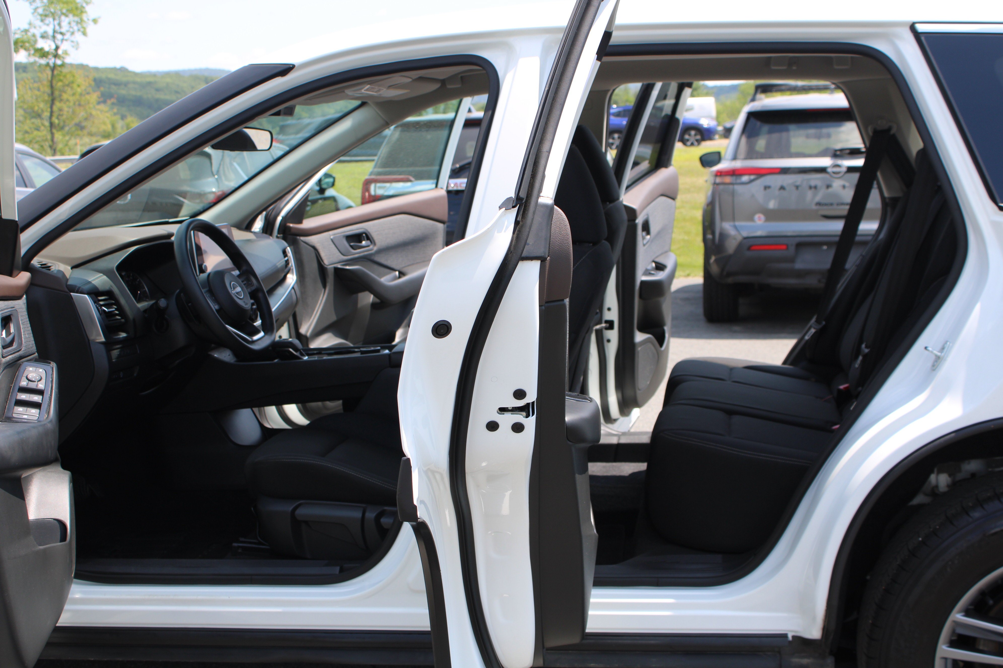 Used 2023 Glacier White Nissan S image 15