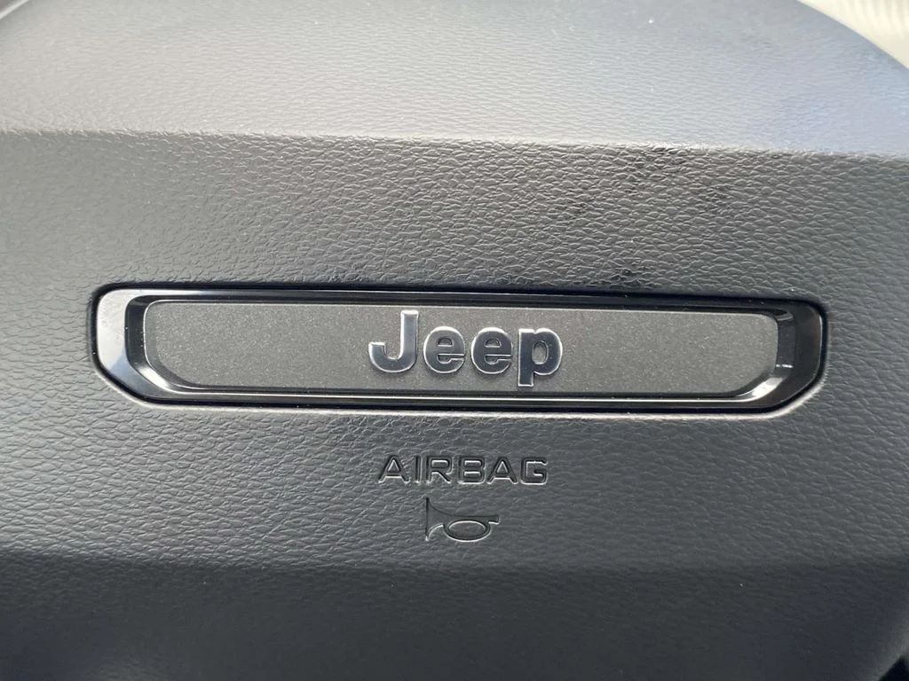 New 2026 Diamond Black Crystal Pearl-Coat Exterior Paint Jeep Limited image 54