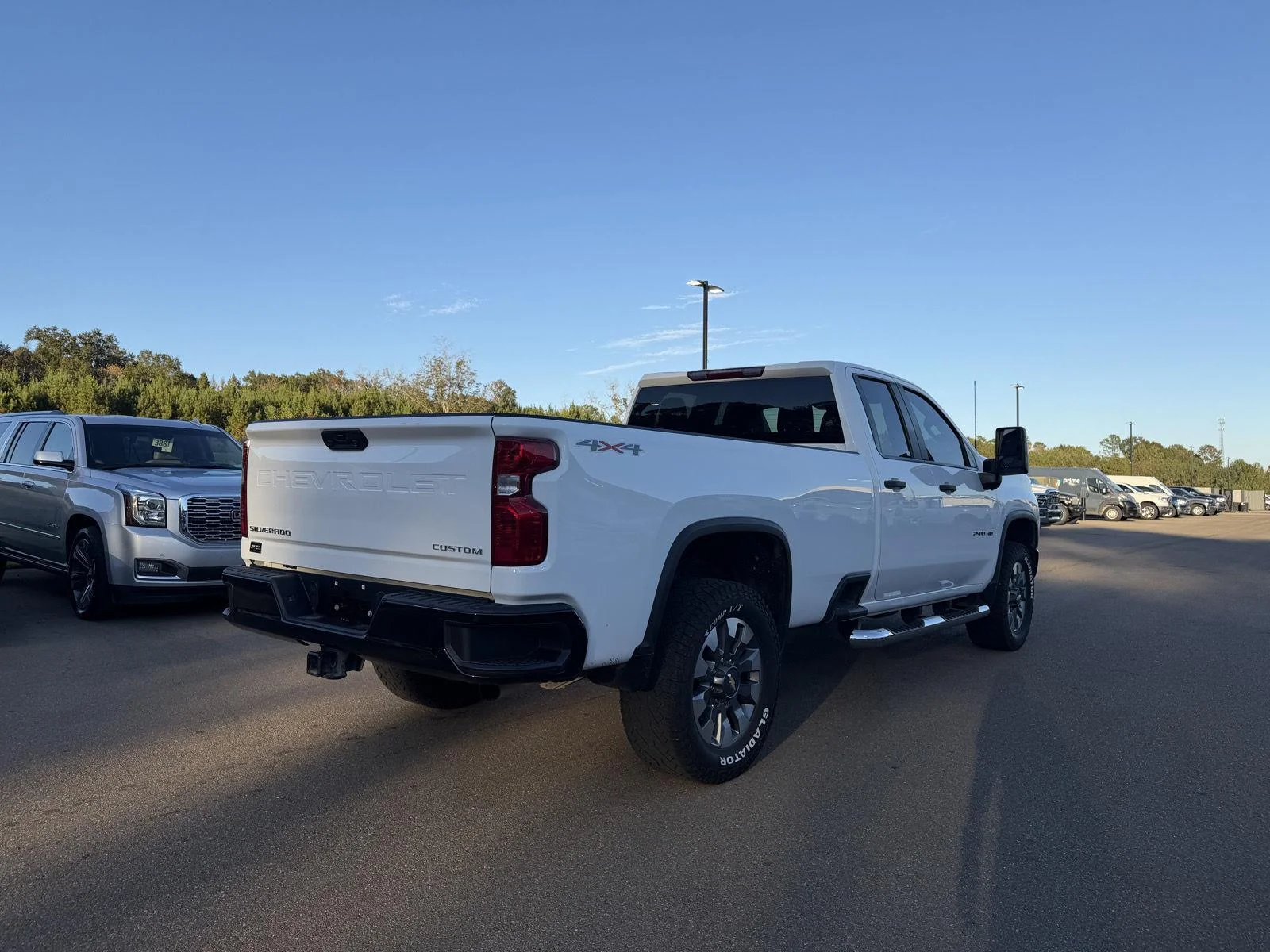 Used 2023 white Chevrolet Custom image 6