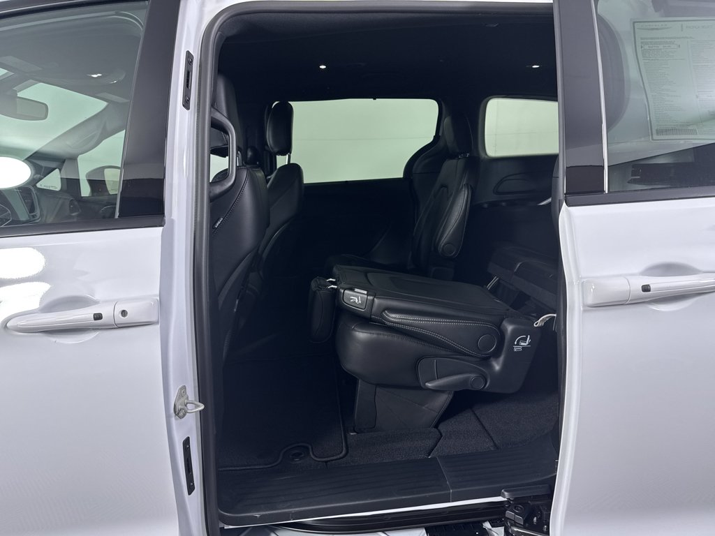 New 2026 Bright White Clear-Coat Exterior Paint Chrysler Select image 10