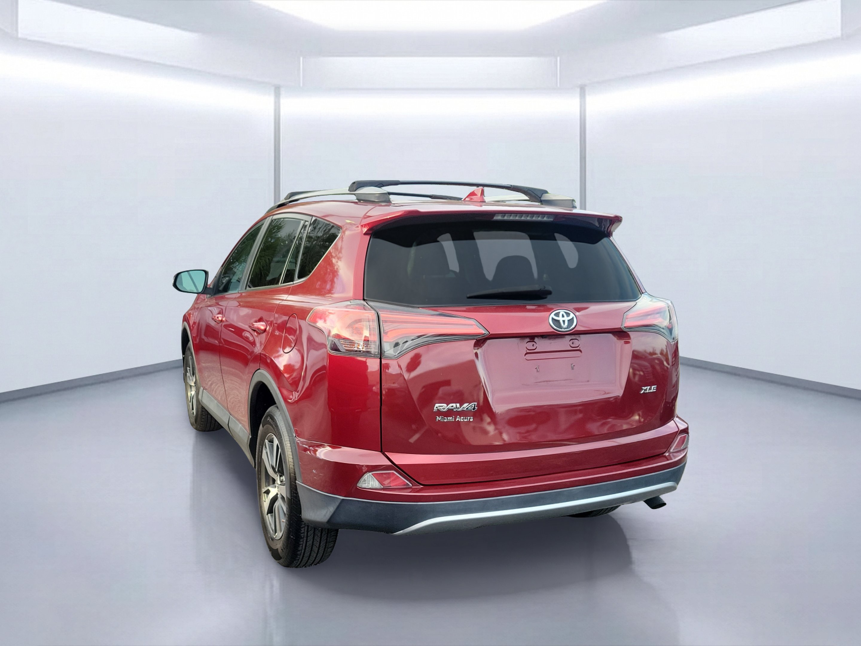 Used 2018 Pearl Toyota XLE image 3
