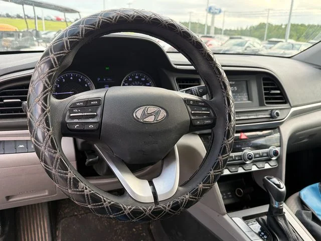 Used 2020 Blue Hyundai SE image 9