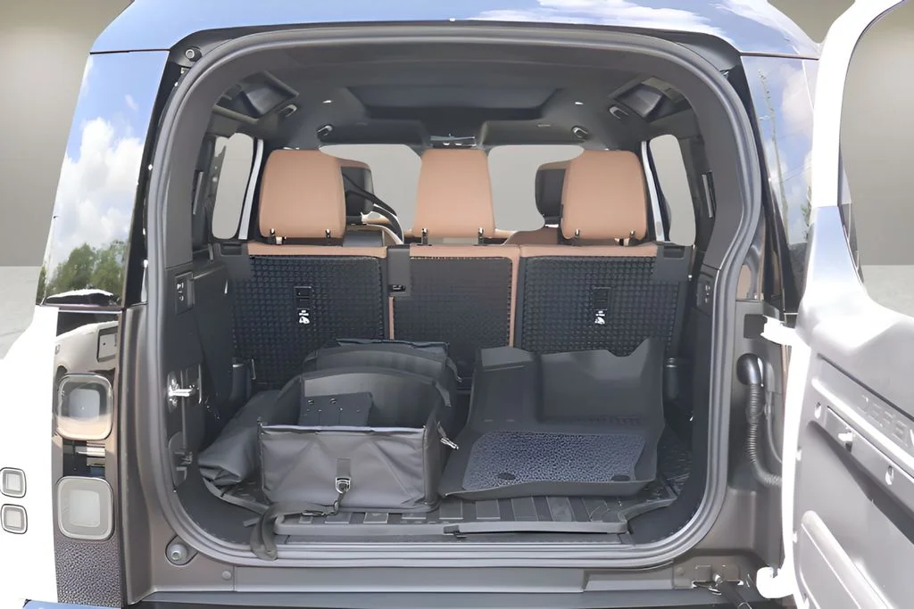 New 2026 Fuji White Land Rover X-Dynamic SE image 15