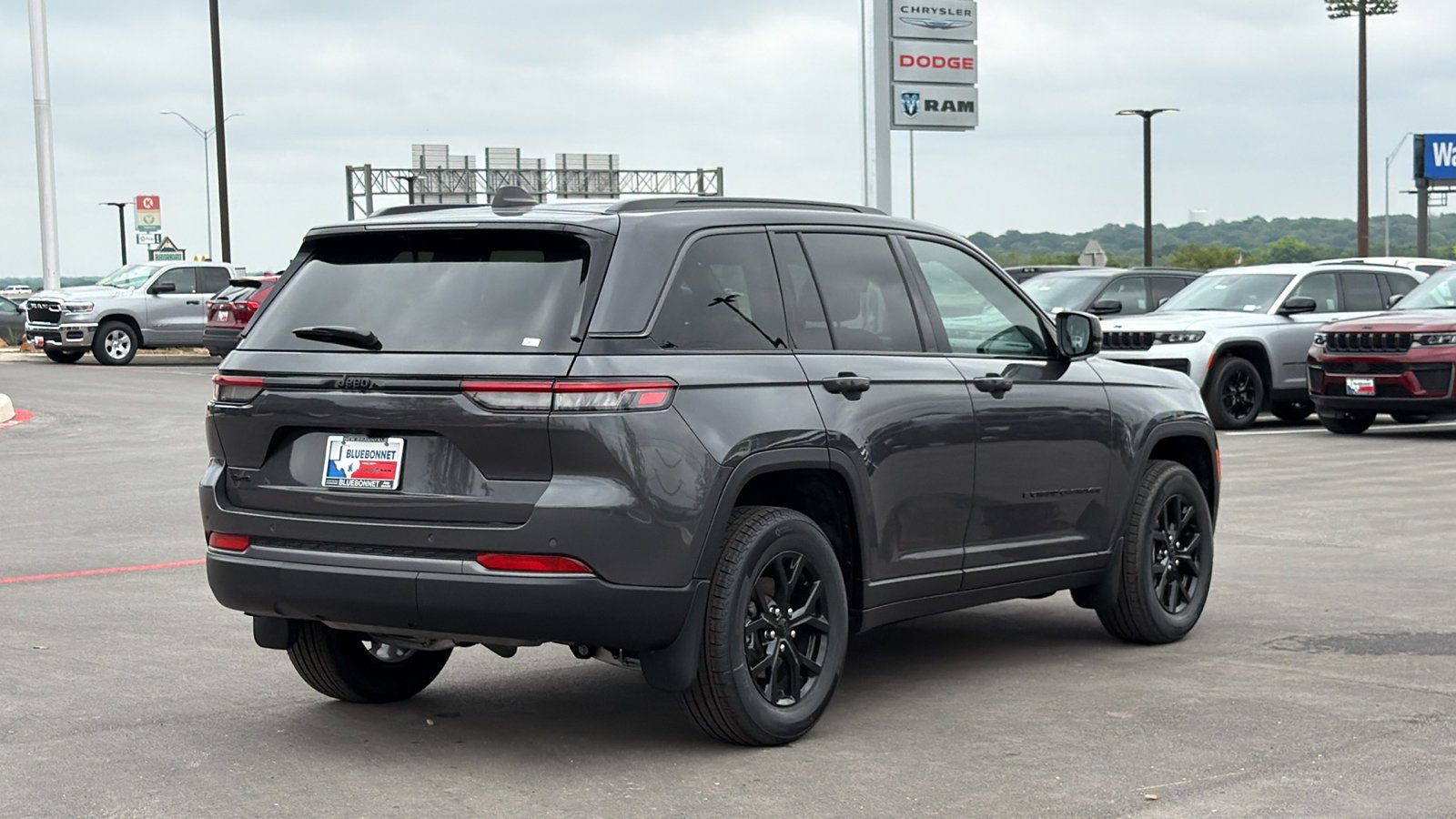 New 2026 Baltic Gray Metallic Clear-Coat Exterior Paint Jeep Laredo Altitude image 5