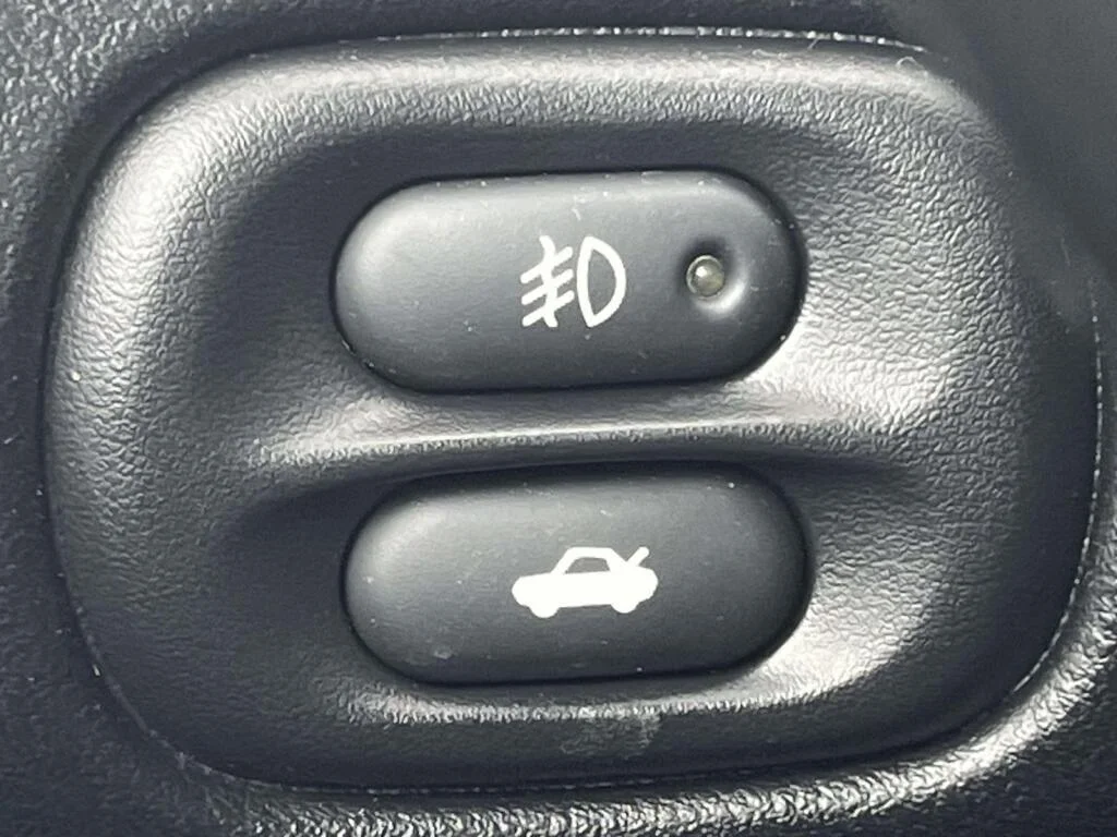Used 2000 Black Chevrolet  image 23