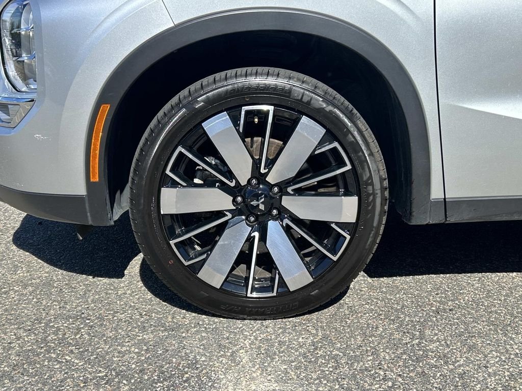 Used 2025 Silver Mitsubishi SE image 9