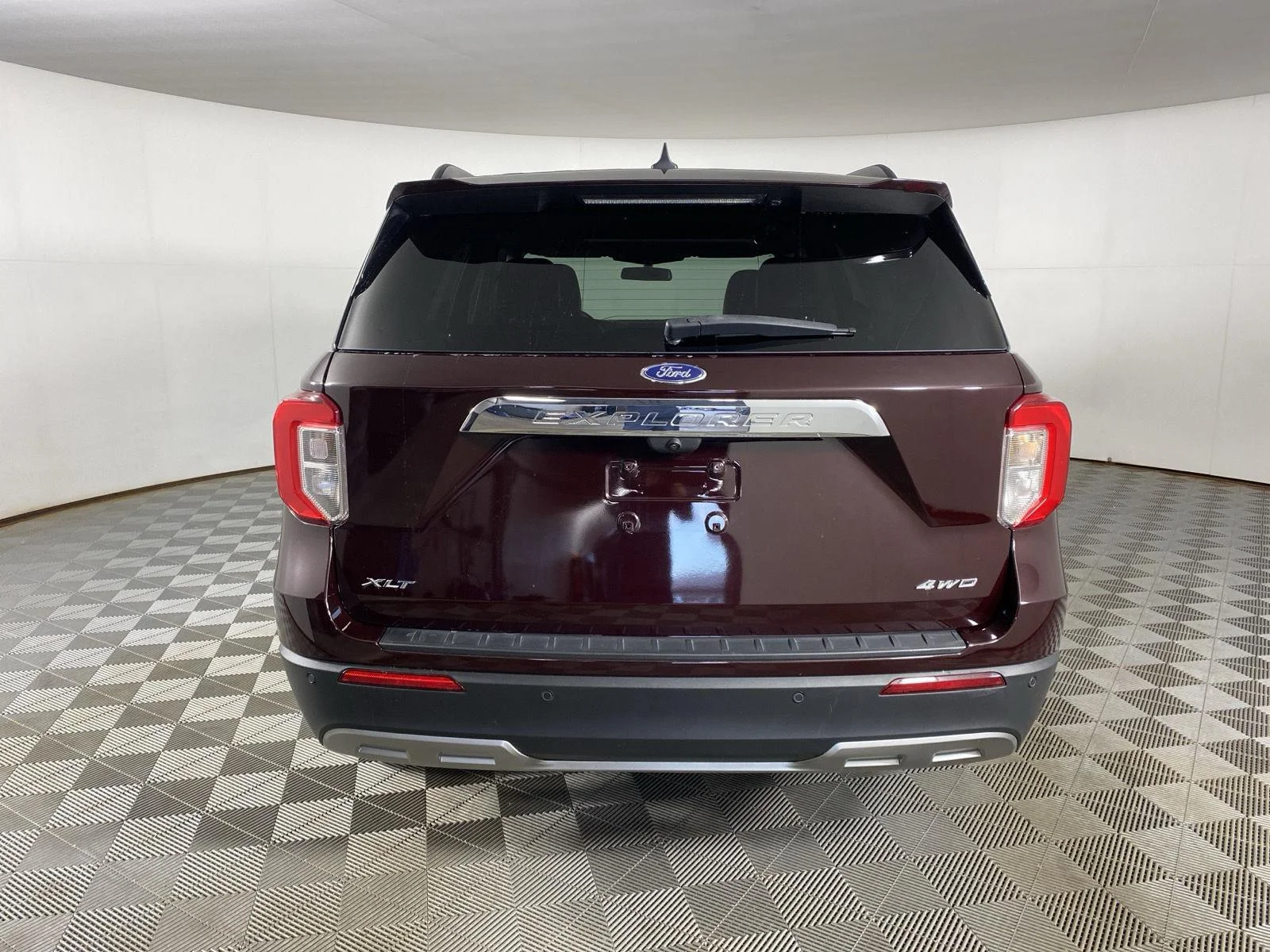 Used 2023 Jewel Red Metallic Tinted Clearcoat Ford XLT image 9