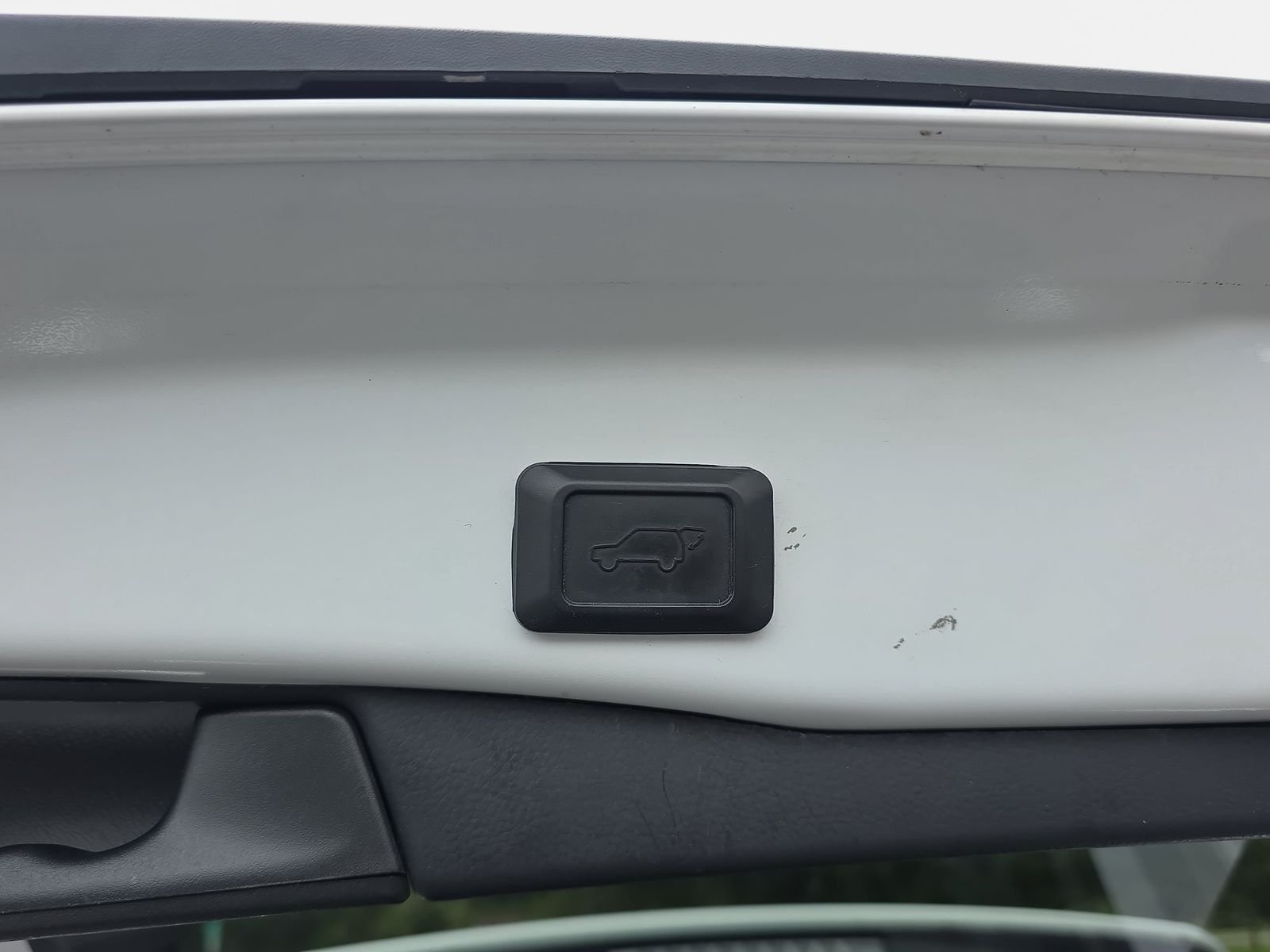 Used 2022 White Toyota XLE image 13