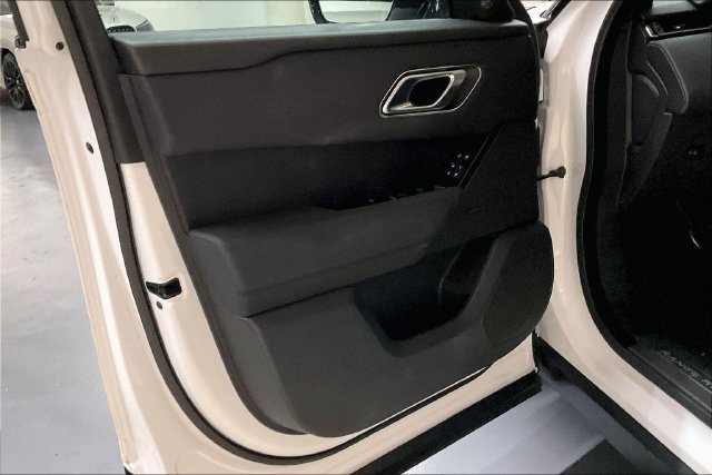 Used 2025 White Land Rover Dynamic SE image 25