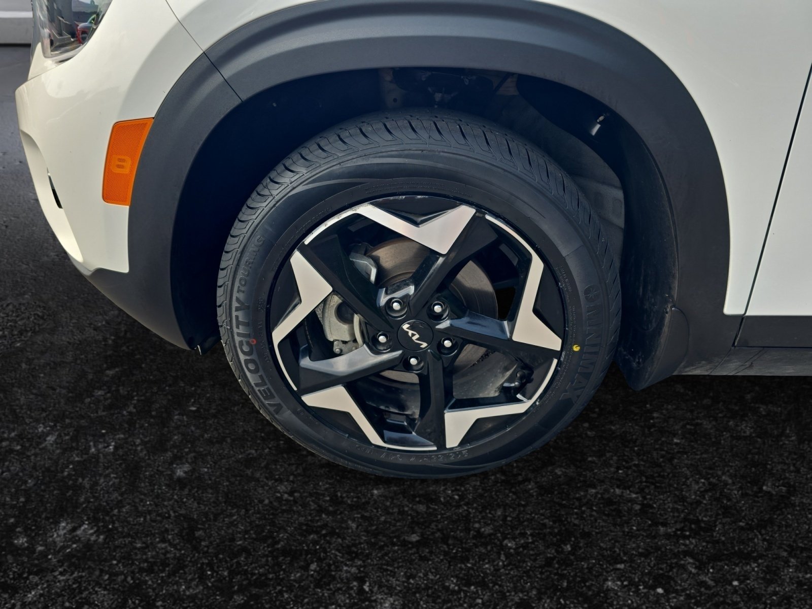 Used 2024 White Kia EX image 9