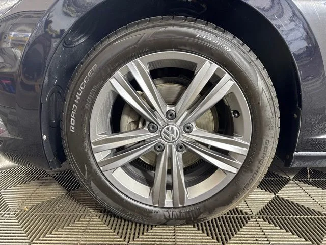Used 2019 Deep Black Pearl Effect Volkswagen R-Line image 10