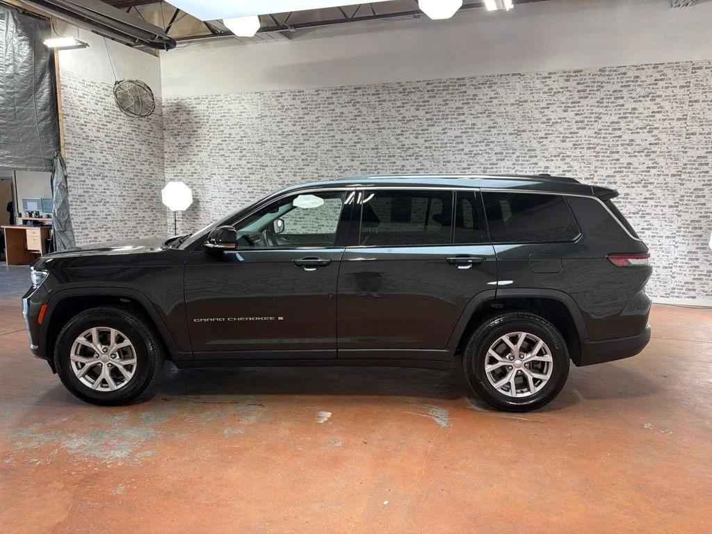 Used 2022 Rocky Mountain Pearlcoat Jeep Limited image 4