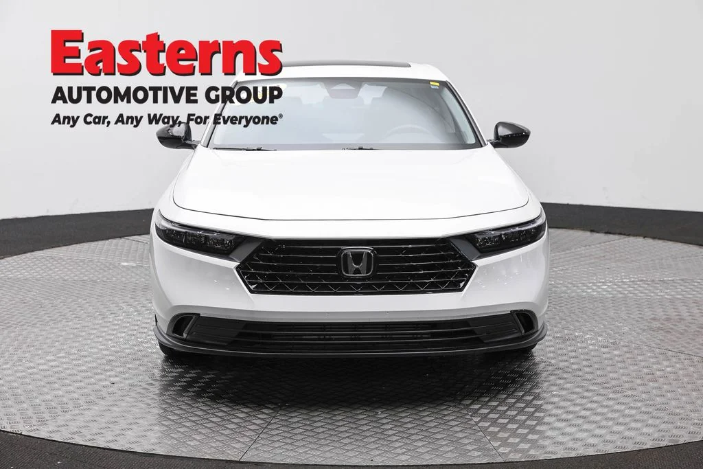 Used 2025 White Honda SE image 2