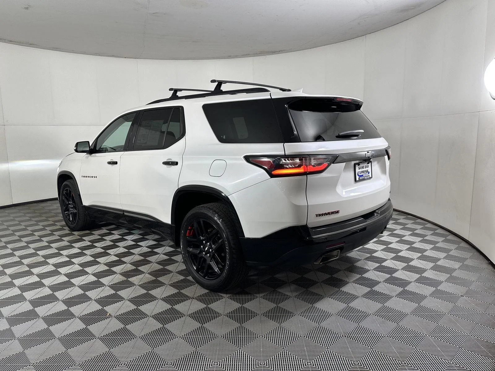 Used 2018 Iridescent Pearl Tricoat Chevrolet Premier image 7