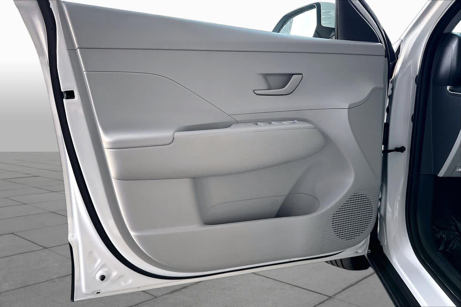 Used 2025 Atlas White Hyundai SEL image 21