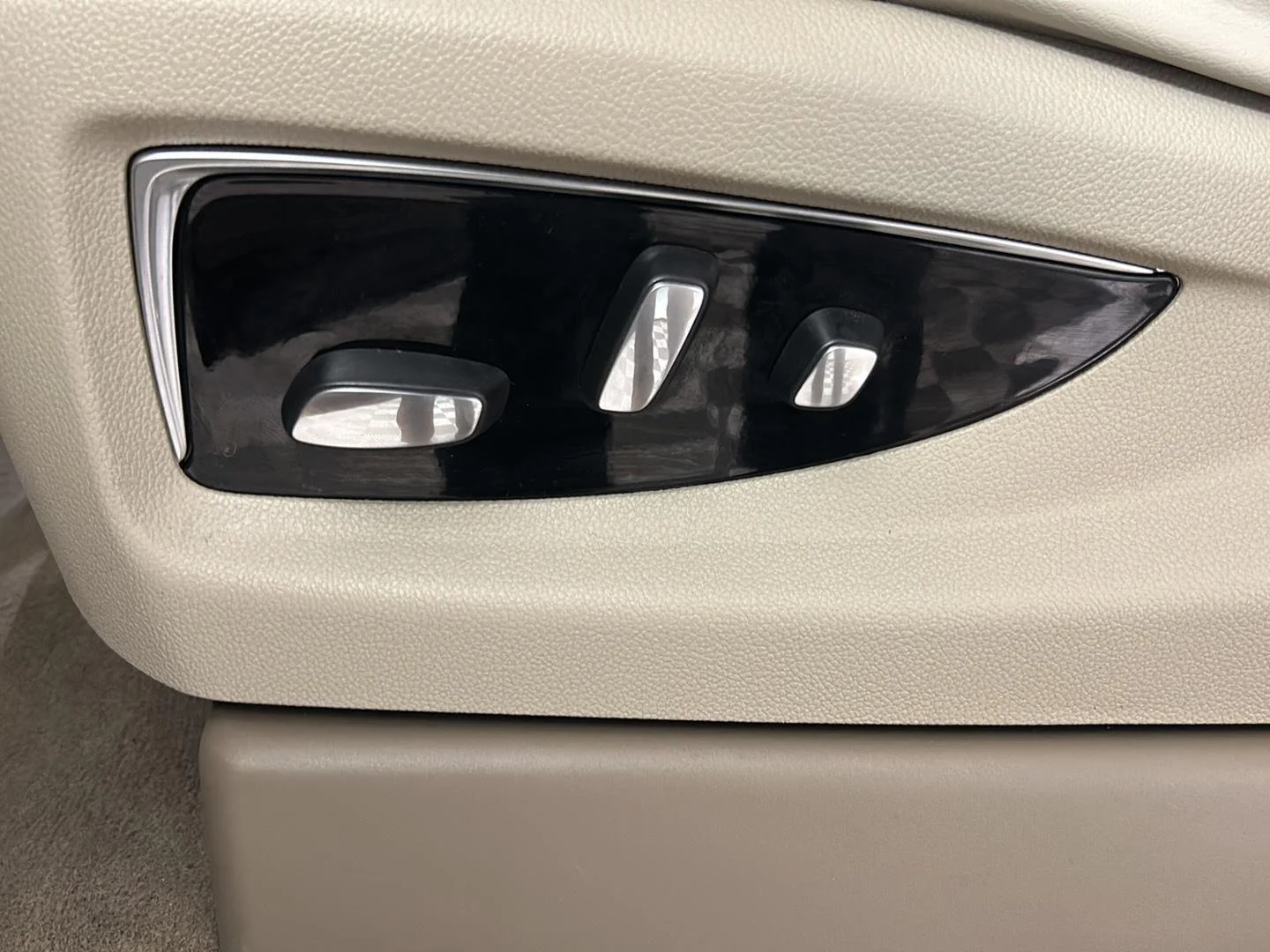 Used 2020 Shadow Metallic Cadillac Premium Luxury image 18