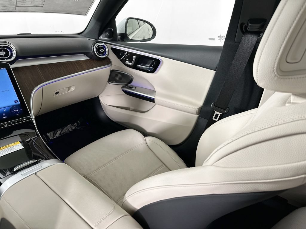 New 2026 MANUFAKTUR Moonlight White Metallic Mercedes-Benz C 300 image 59