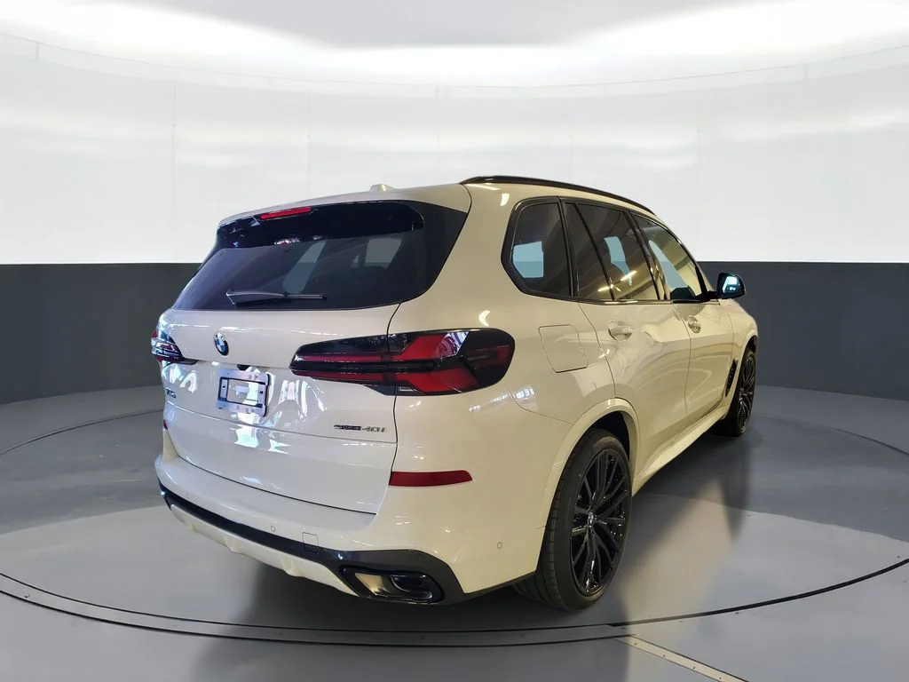 Used 2026 White BMW sDrive40i image 3