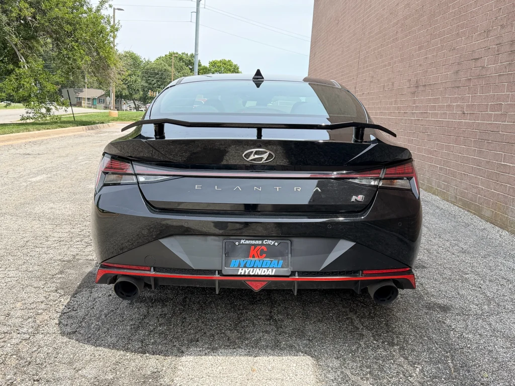 Used 2023 Onyx Black Hyundai Base image 4