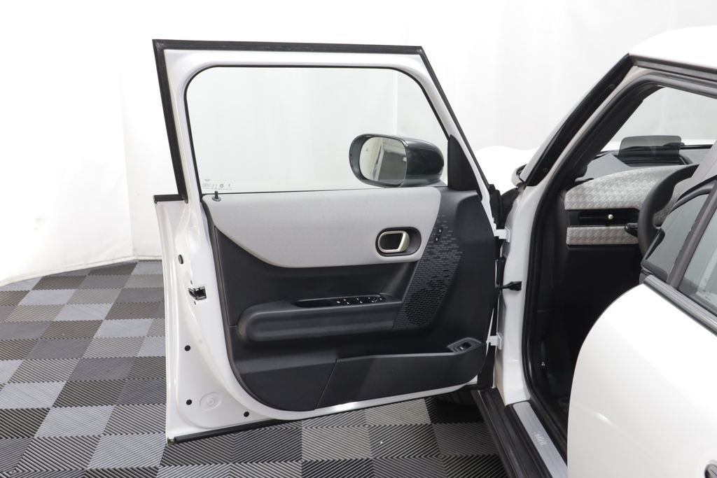 Certified Used 2025 White Metallic MINI Signature Plus image 5