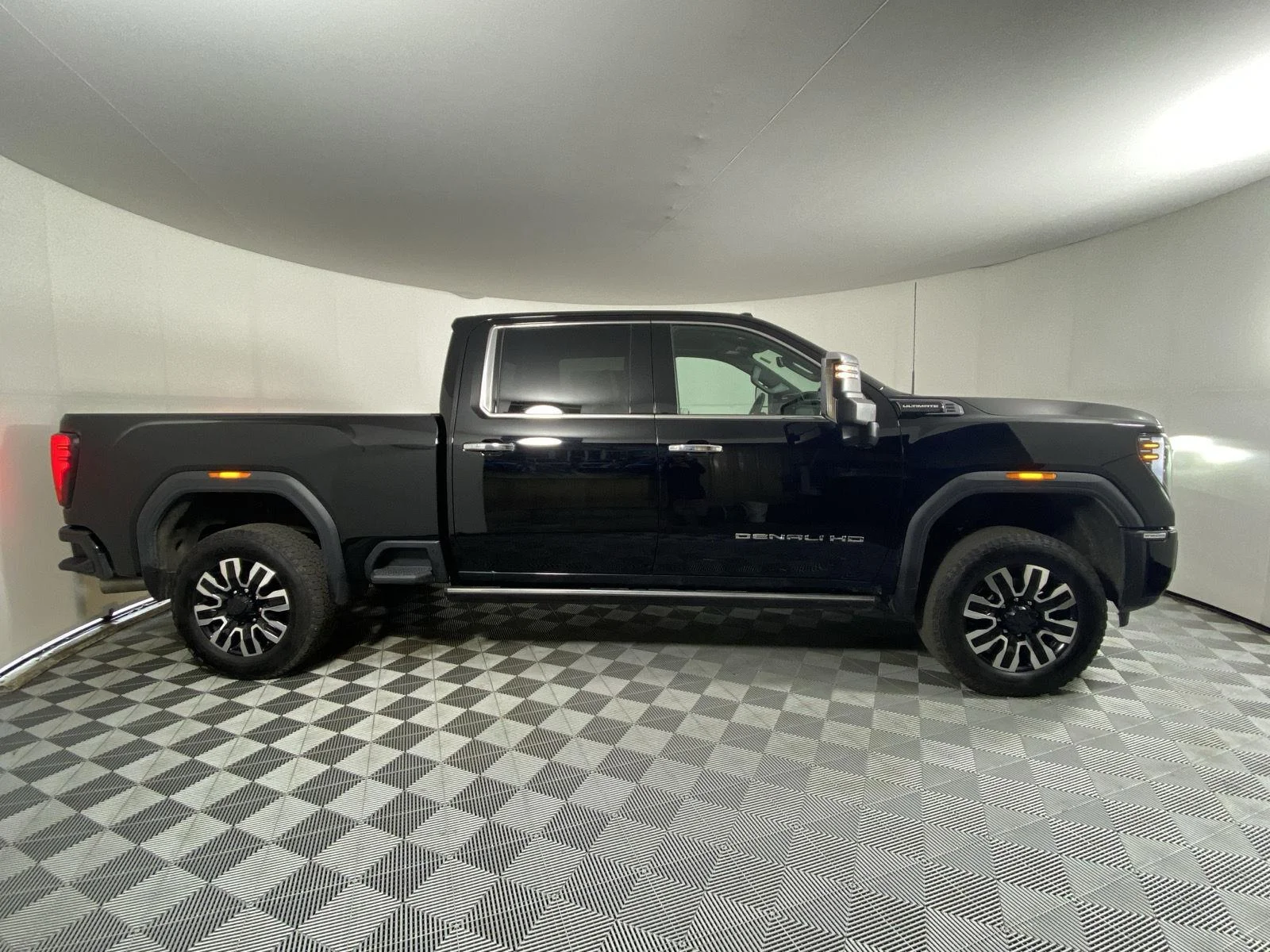 Used 2025 Onyx Black GMC Denali Ultimate image 3